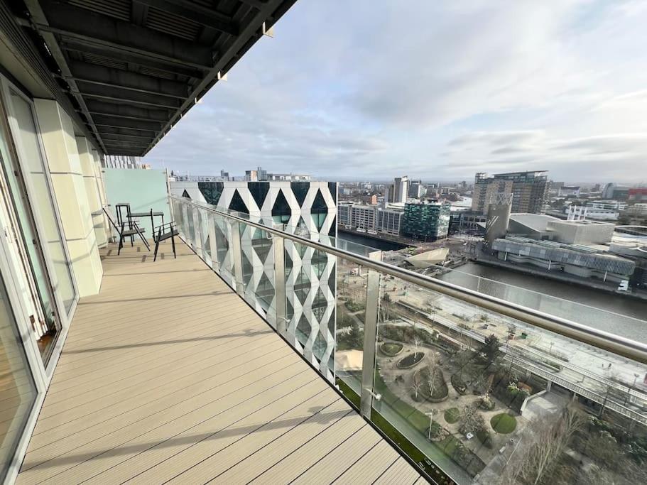 Spacious 2 Bedroom Flat Stunning Waterside View