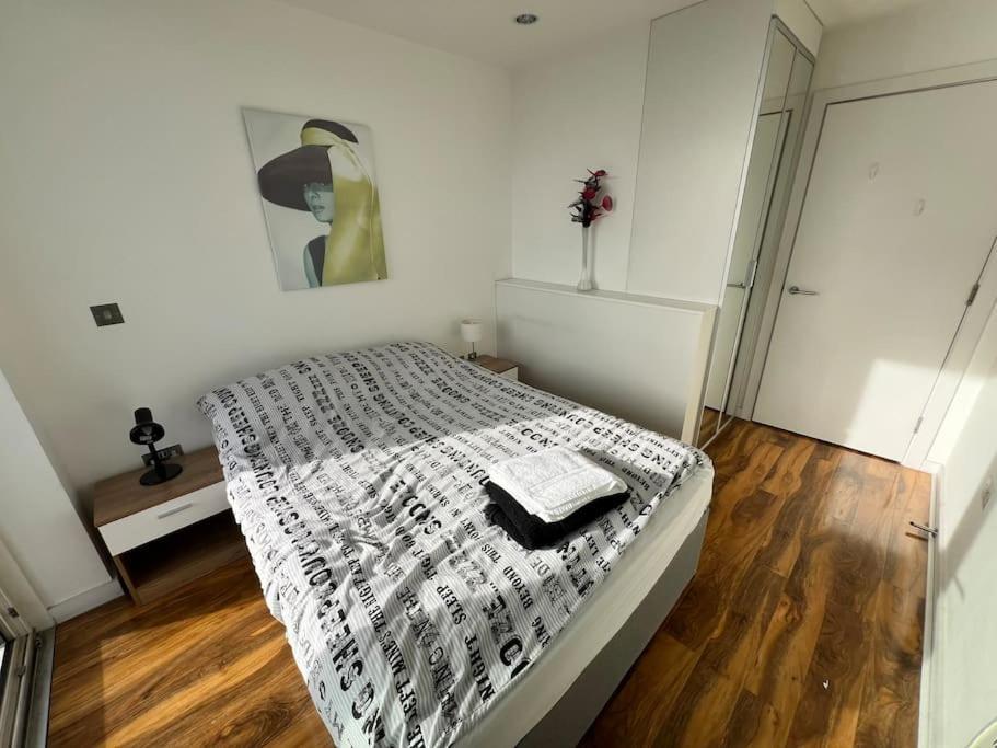 Spacious 2 Bedroom Flat Stunning Waterside View Appartement Manchester