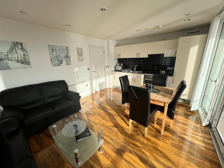 Spacious 2 Bedroom Flat Stunning Waterside View Manchester