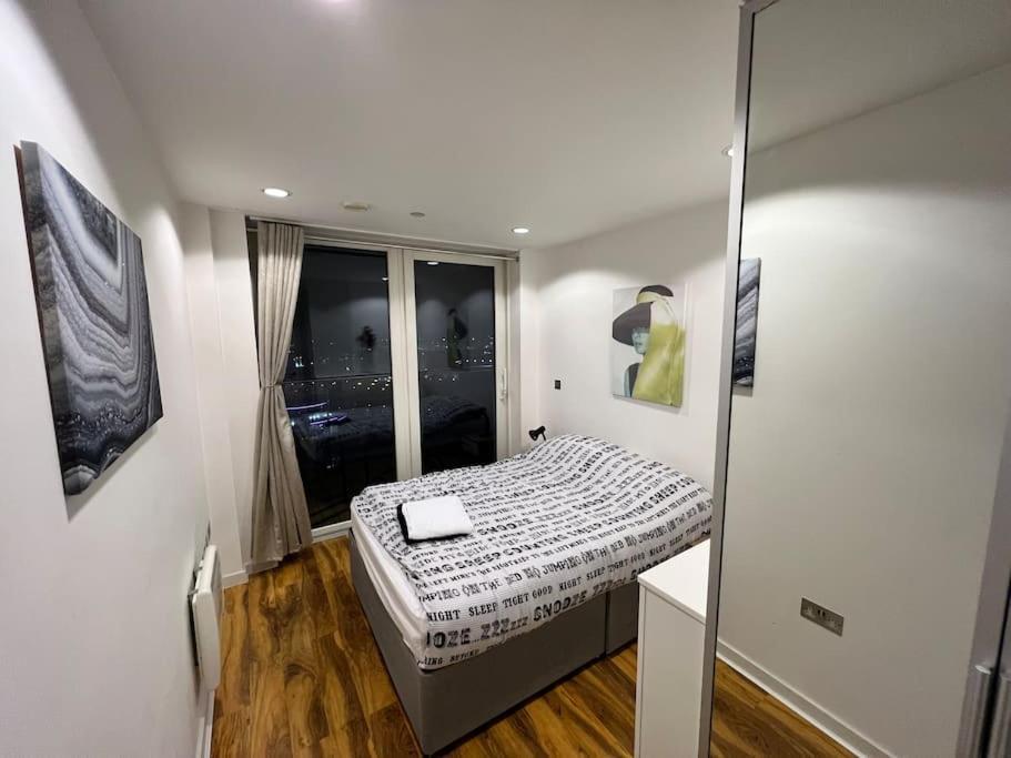 Spacious 2 Bedroom Flat Stunning Waterside View *