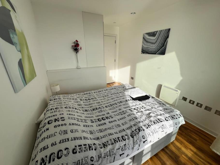 Spacious 2 Bedroom Flat Stunning Waterside View Appartement Manchester