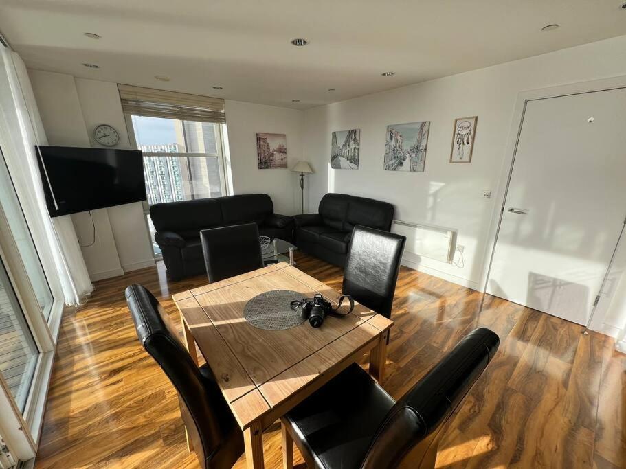Spacious 2 Bedroom Flat Stunning Waterside View Appartement