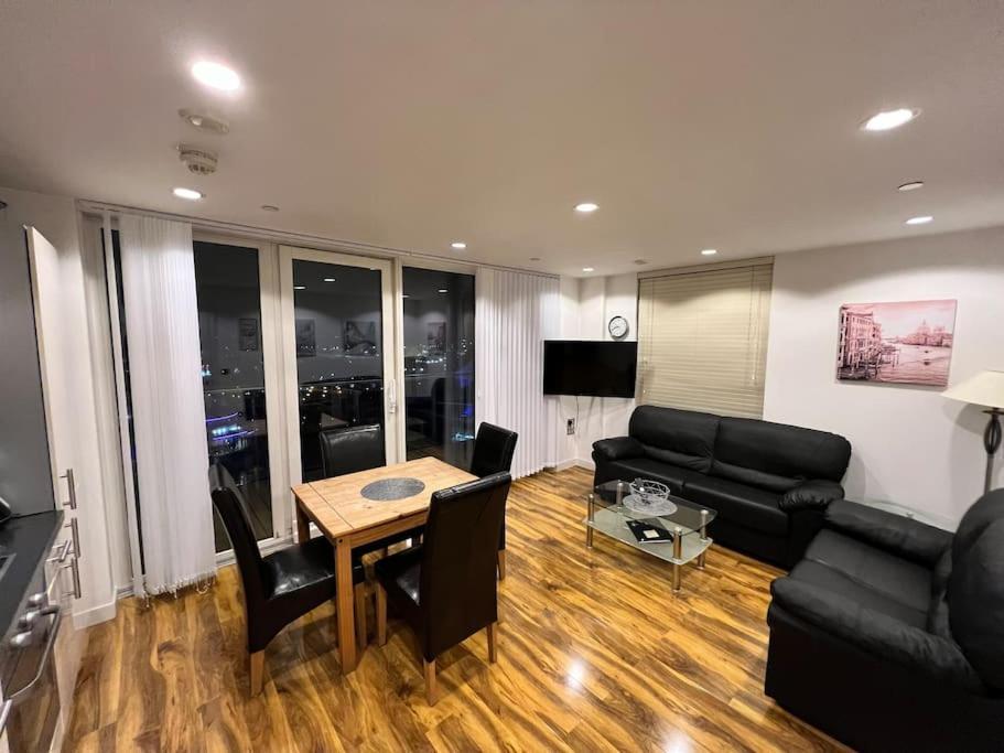 Spacious 2 Bedroom Flat Stunning Waterside View Appartement Manchester