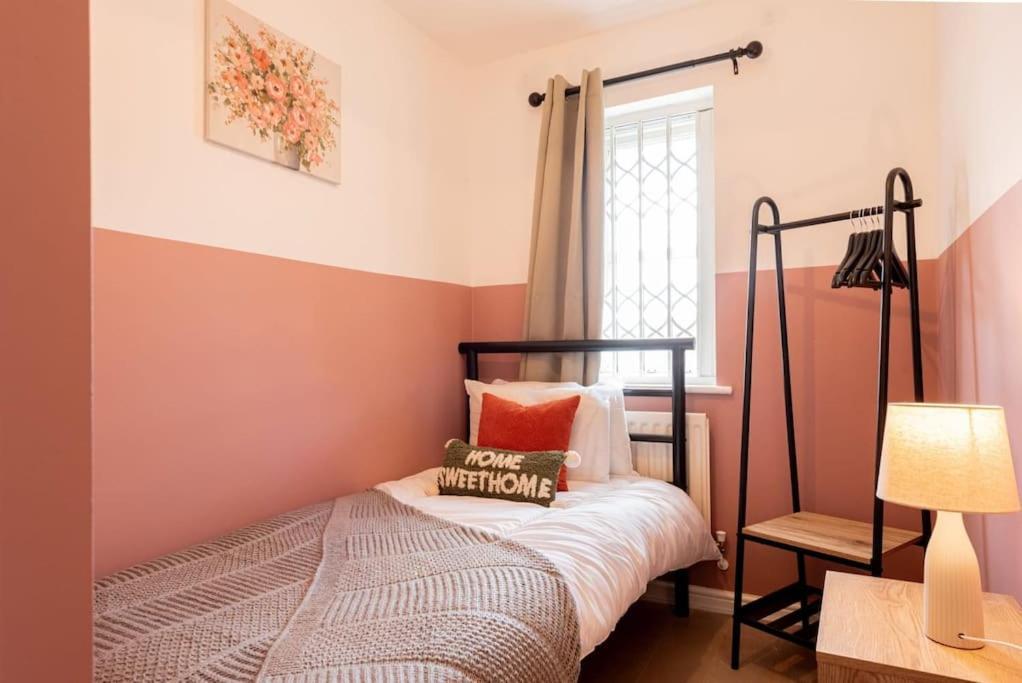 Holiday home Comfy 3-bedroom House Nr Coop Live Arena And Centre By Rest&recharge *