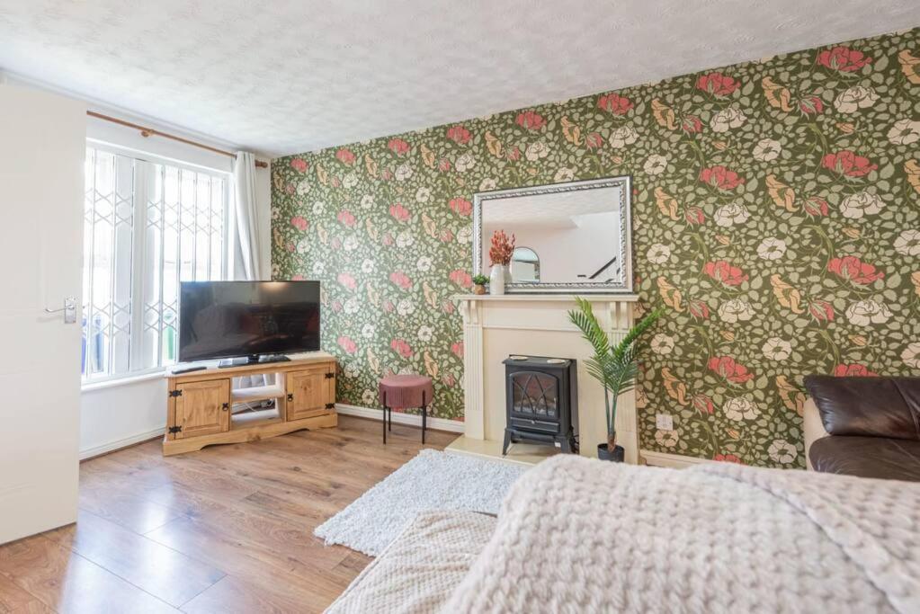 Holiday home Comfy 3-bedroom House Nr Coop Live Arena And Centre By Rest&recharge *