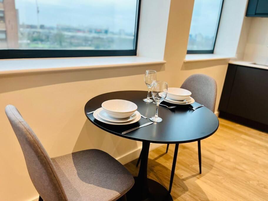 Cozy And Modern 1 Bed In Prime Location *