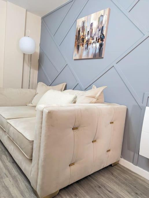 A Superb 2 Bed, 2 Bathroom In Centre Free Parking