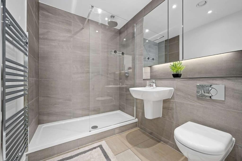 Luxurious Two Bedroom Apartment *