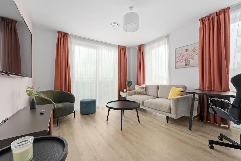 Apartment Luxurious Two Bedroom *