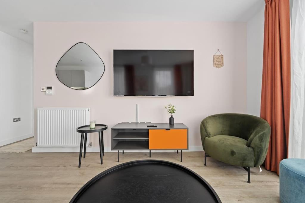 Luxurious Two Bedroom Apartment *