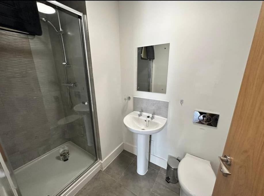 Chic 1 Bed Mcr Ap W/balcony- Sleeps 4 *