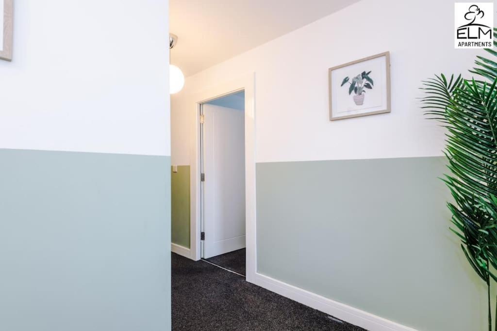 Cozy 1 Bedroom Apartment, Prime Location , Free Parking Apartment *