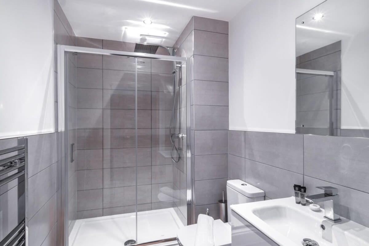 Zeni, Alexandra Rise Bright 1 Bed Apartment Manchester