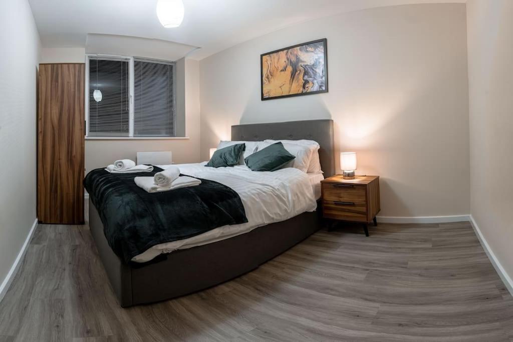 1bed Apartment, Free Parking For Two, Long Term Discounts Manchester