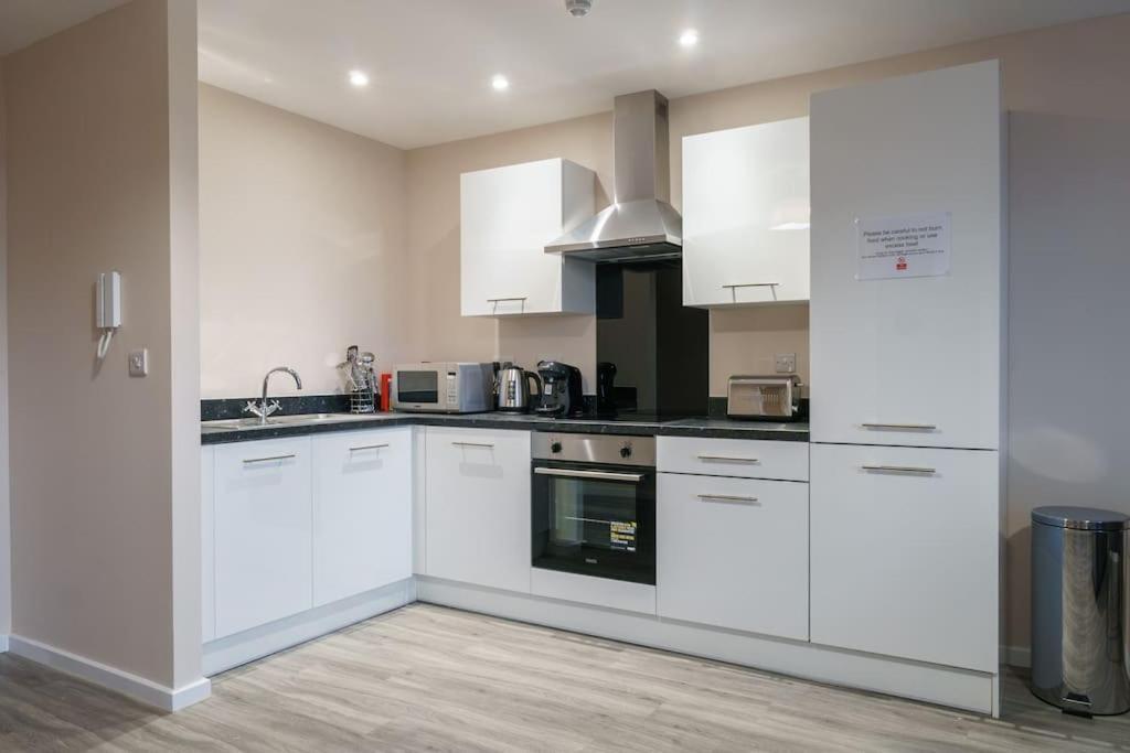 1bed Apartment, Free Parking For Two, Long Term Discounts * Manchester