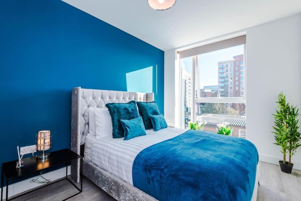 Lux Livin' - Luxury 5 Bed Centre *