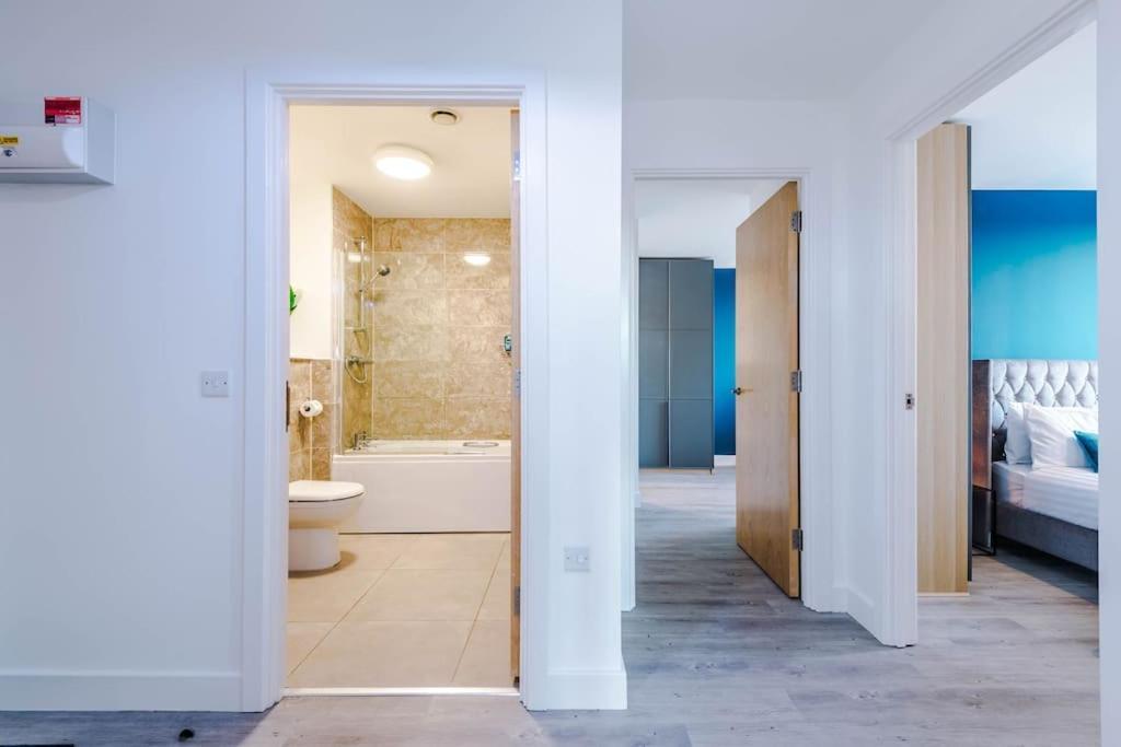 Lux Livin' - Luxury 5 Bed Centre