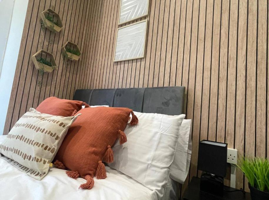 Deluxe Centrally Located In Apartment