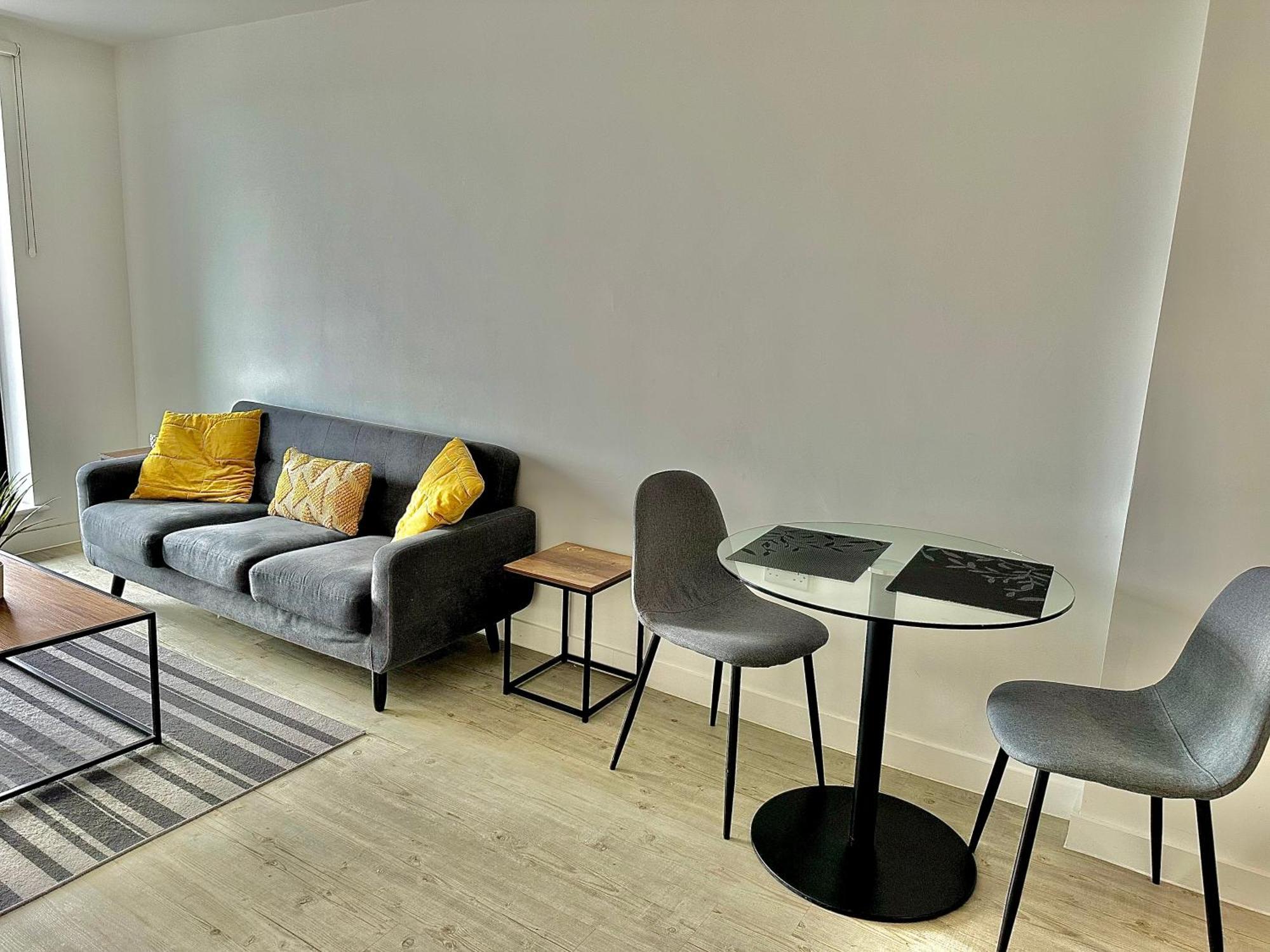 Amazing 1 Bedroom Flat With Balcony Views To The City 19th Floor *