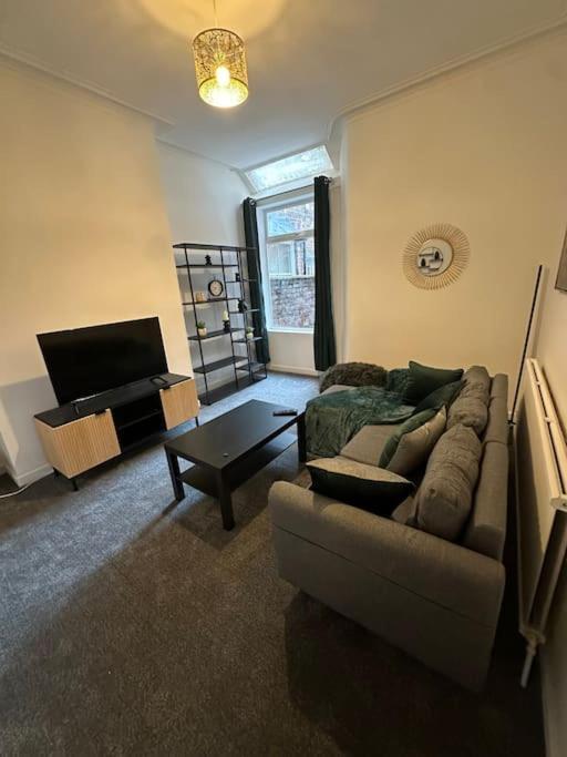Near Etihad And Coop Live, Free Parking 3 Bed House Holiday home