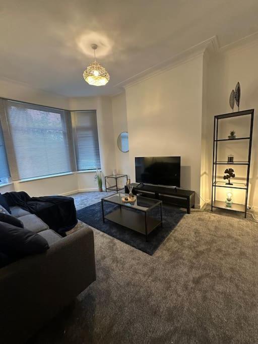 Near Etihad And Coop Live, Free Parking 3 Bed House *