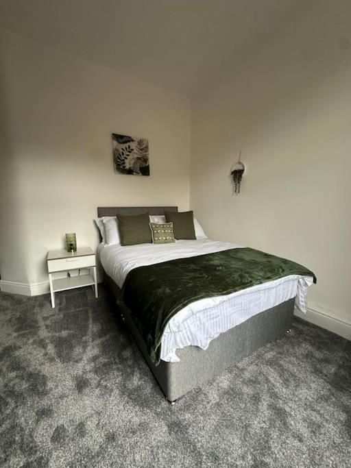 Near Etihad And Coop Live, Free Parking 3 Bed House *