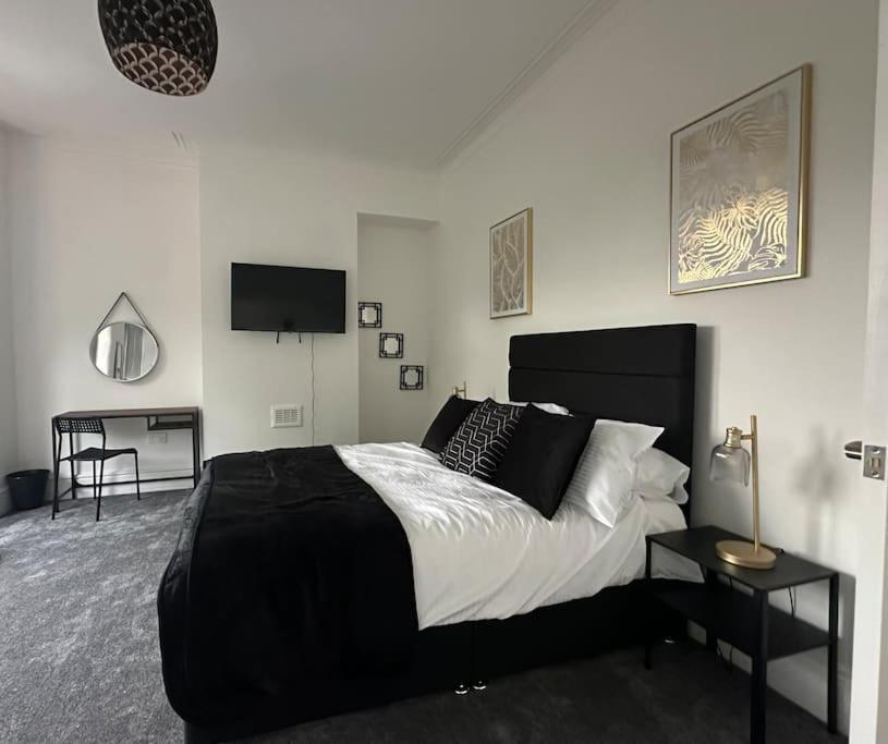 Holiday home Near Etihad And Coop Live, Free Parking 3 Bed House Manchester