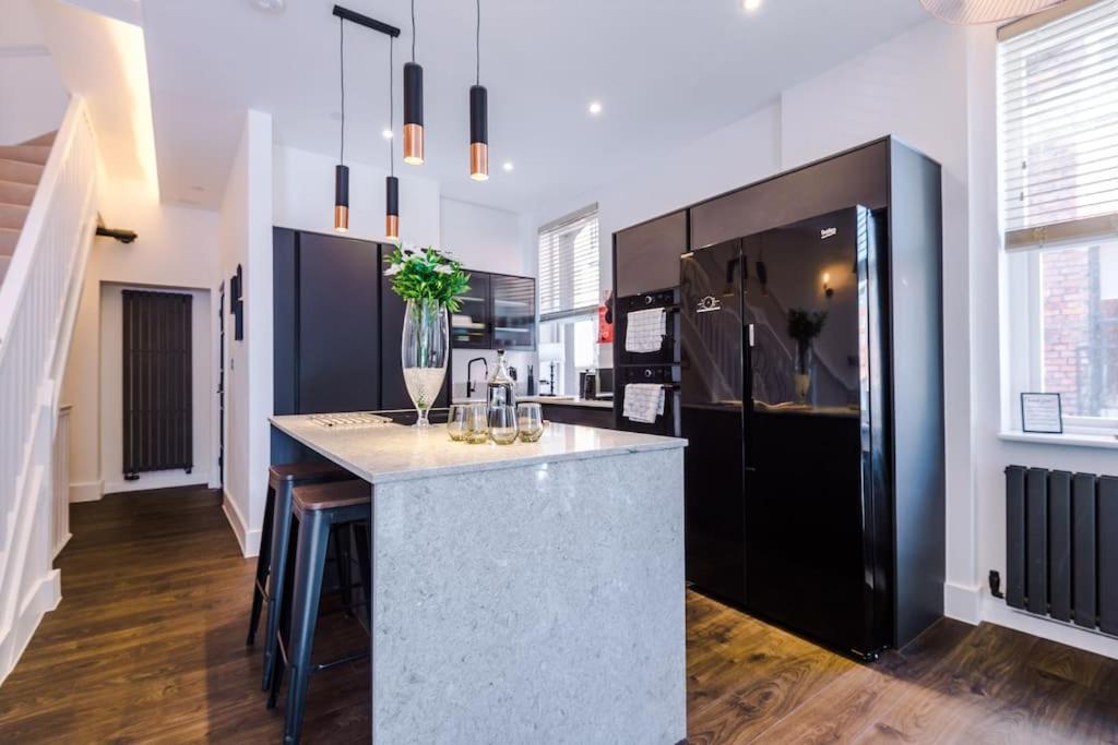 Incredible 3bed Townhouse, Rooftop Patio, Sleeps 6 Apartment Manchester