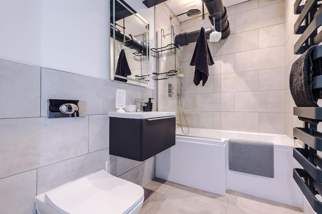 Incredible 3bed Townhouse, Rooftop Patio, Sleeps 6 *