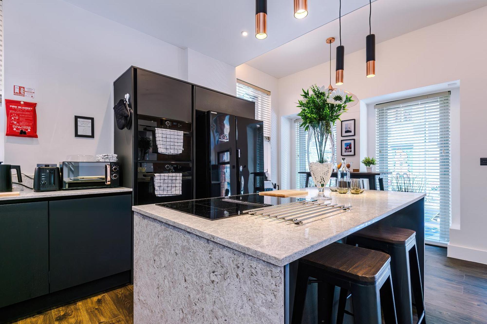 Incredible 3bed Townhouse, Rooftop Patio, Sleeps 6 Apartment *