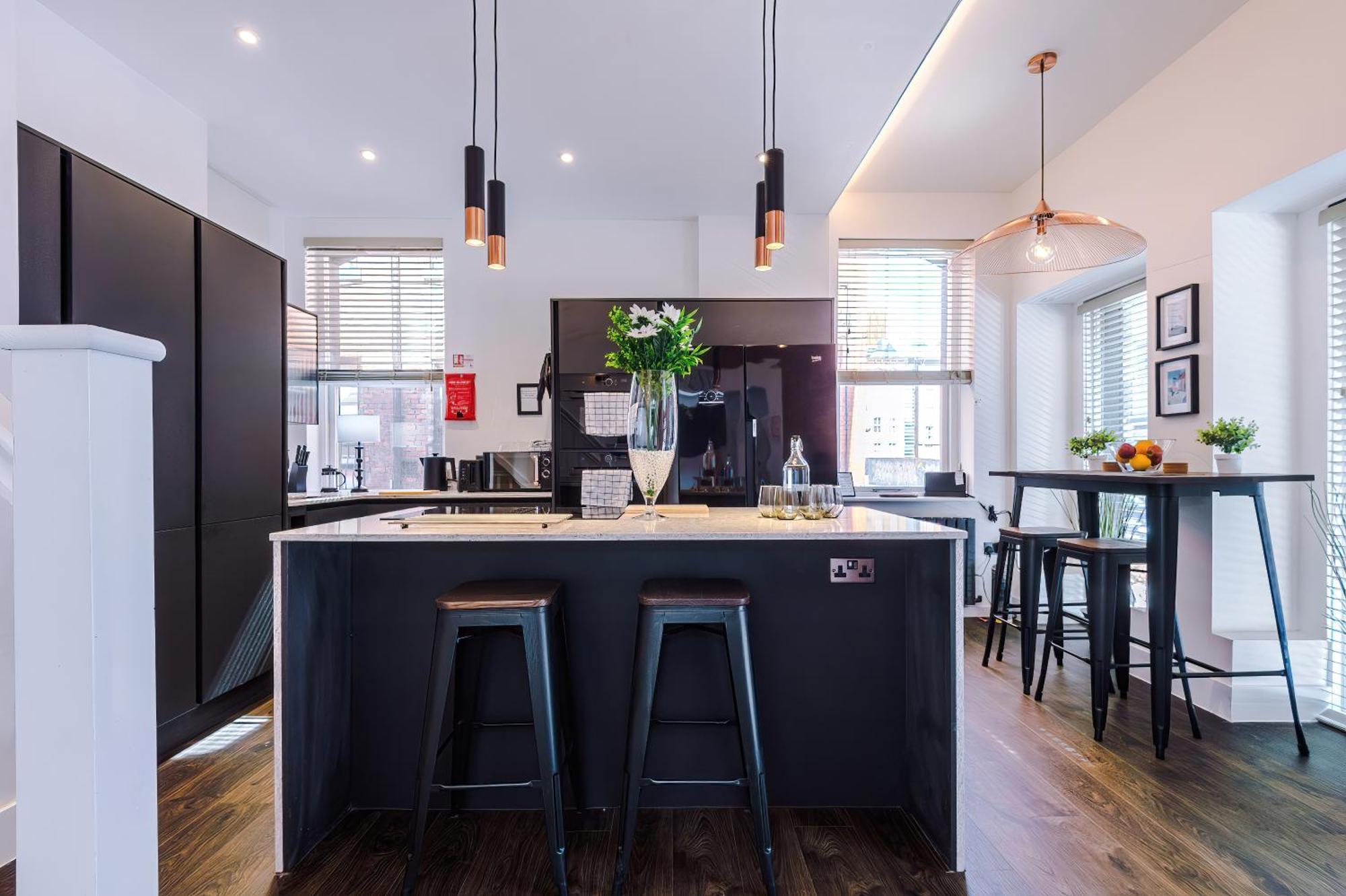Incredible 3bed Townhouse, Rooftop Patio, Sleeps 6 *