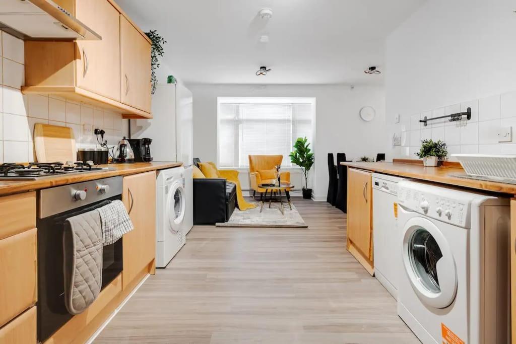 Apartment Spacious 3-story - Driveway Parking - Heaton Park