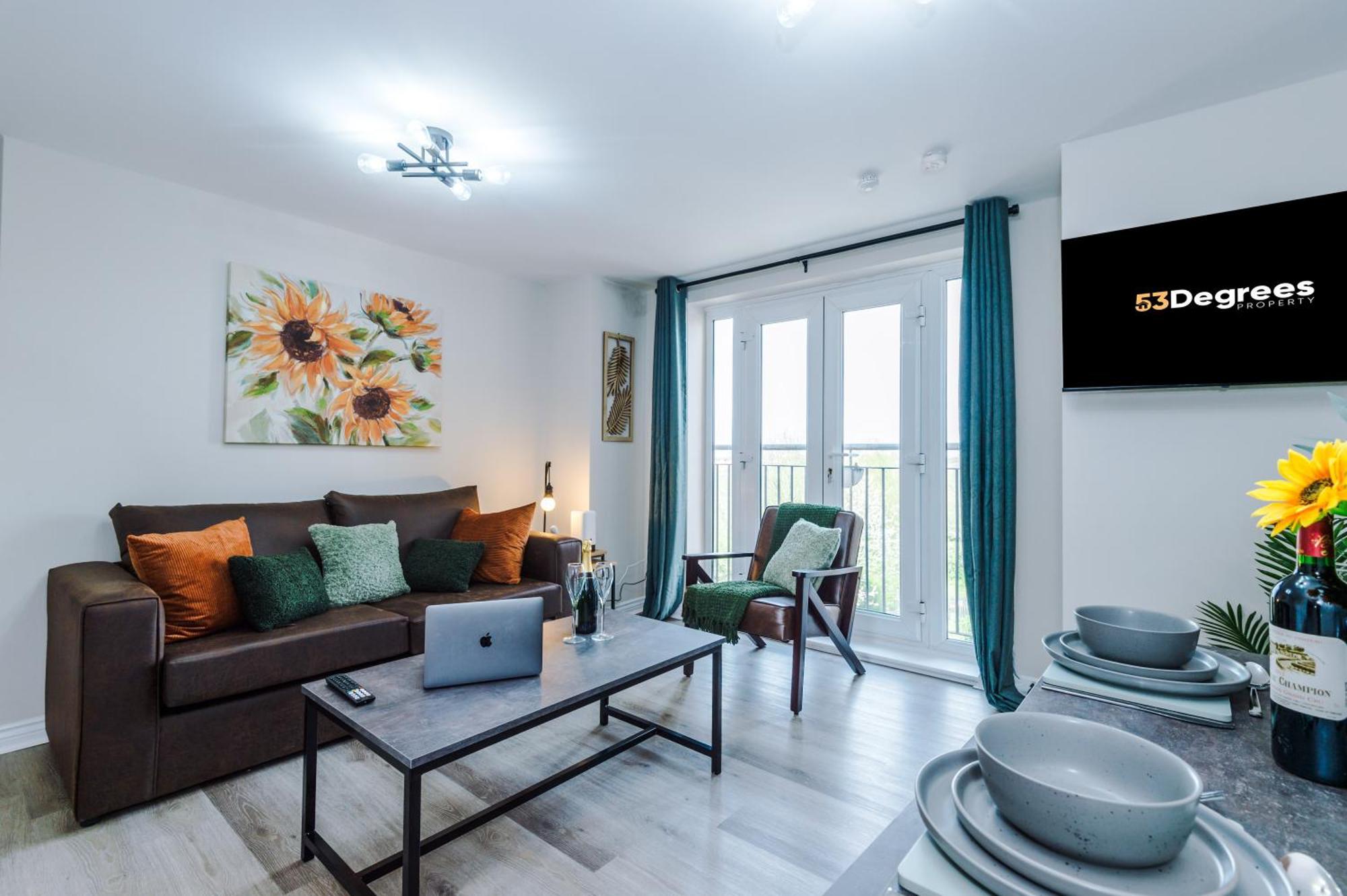New! Stylish 2-bed In By 53 Degrees Property, Great Location - Sleeps 6! Apartment *