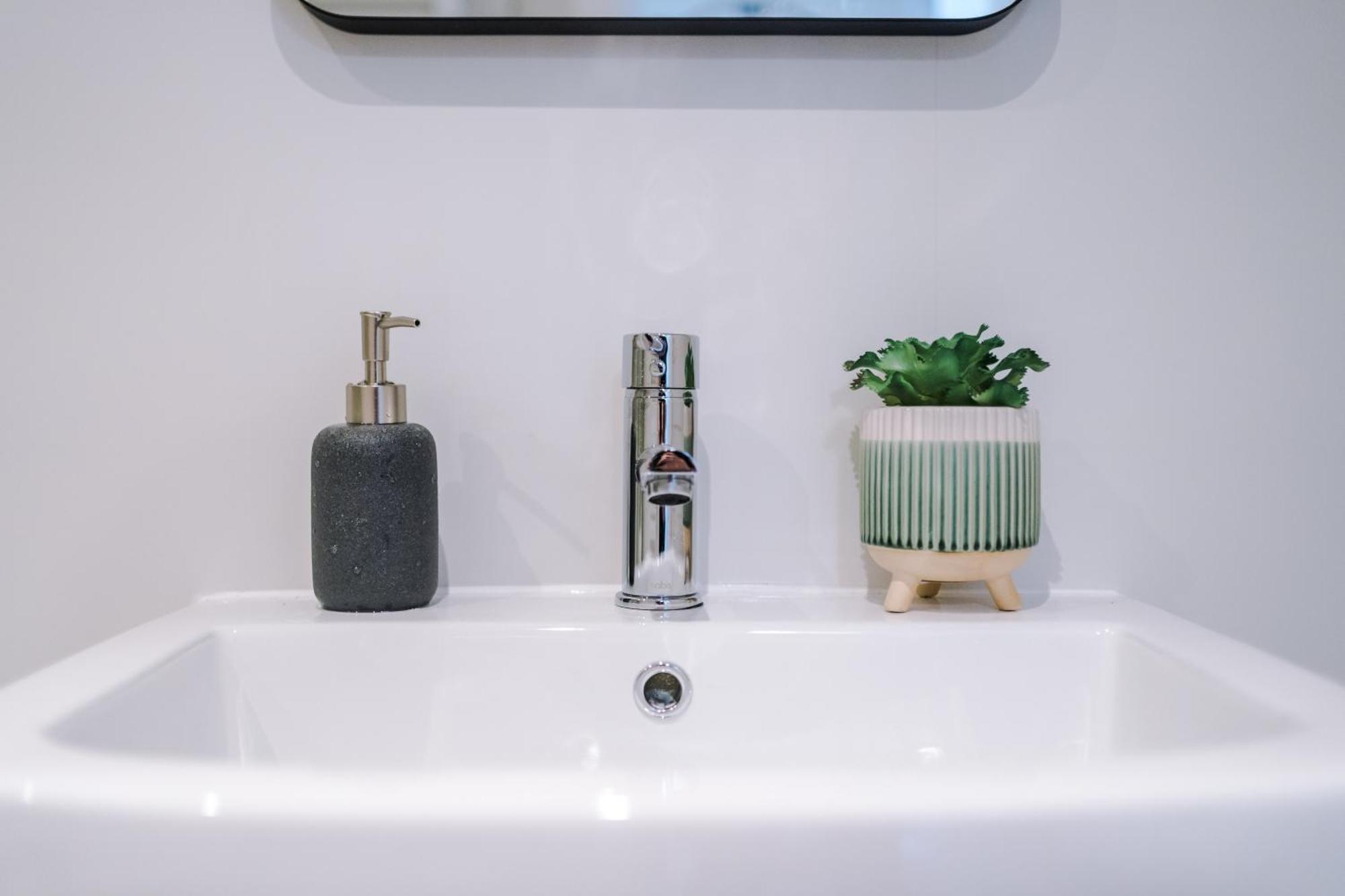 Apartment New! Stylish 2-bed In By 53 Degrees Property, Great Location - Sleeps 6! Manchester