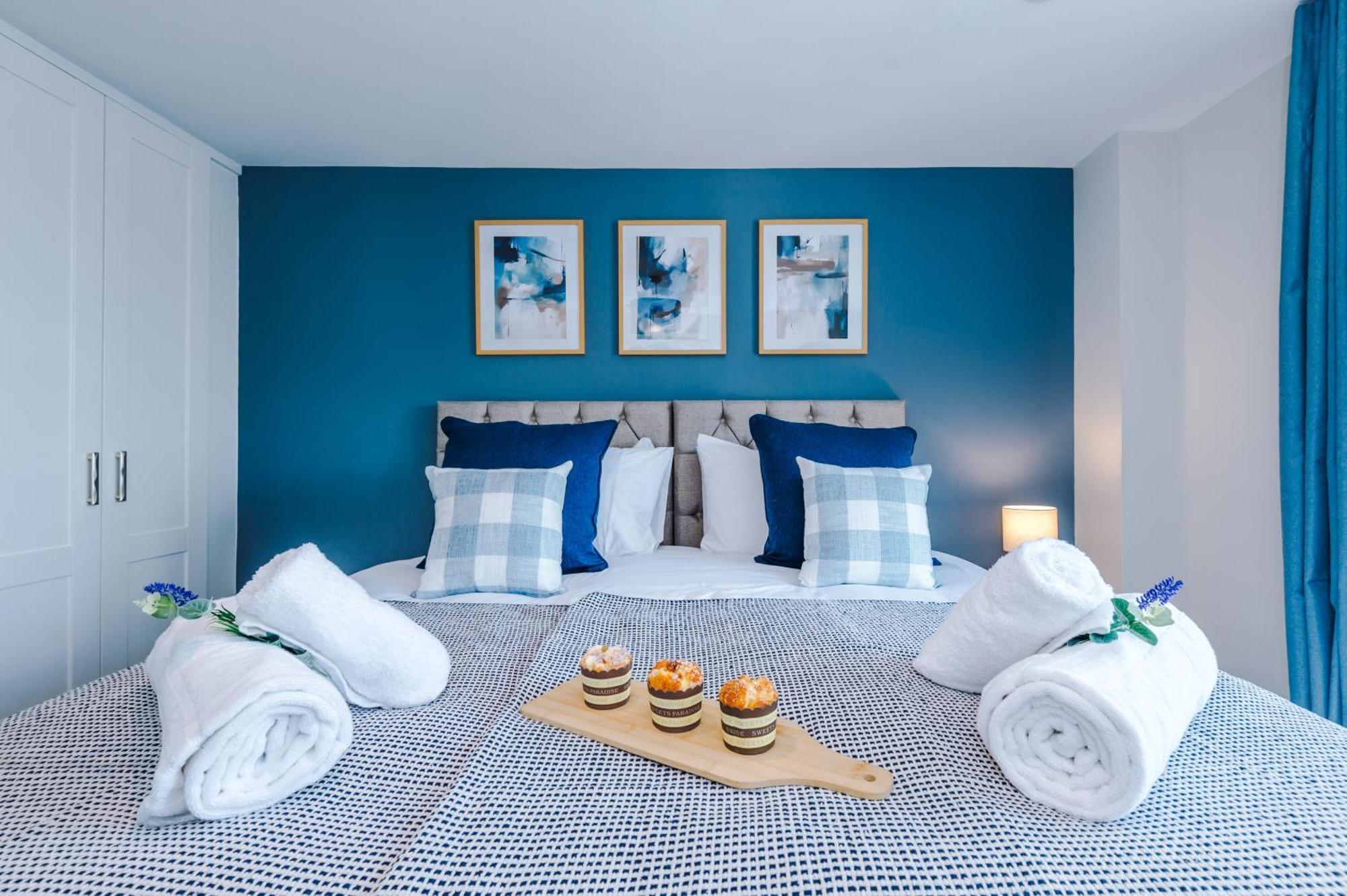 New! Stylish 2-bed In By 53 Degrees Property, Great Location - Sleeps 6! Manchester