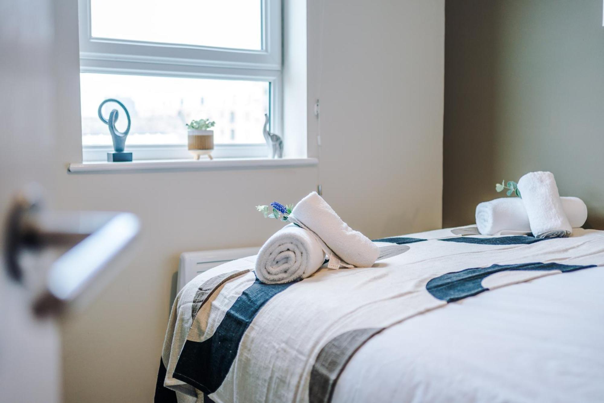 New! Stylish 2-bed In By 53 Degrees Property, Great Location - Sleeps 6! Apartment