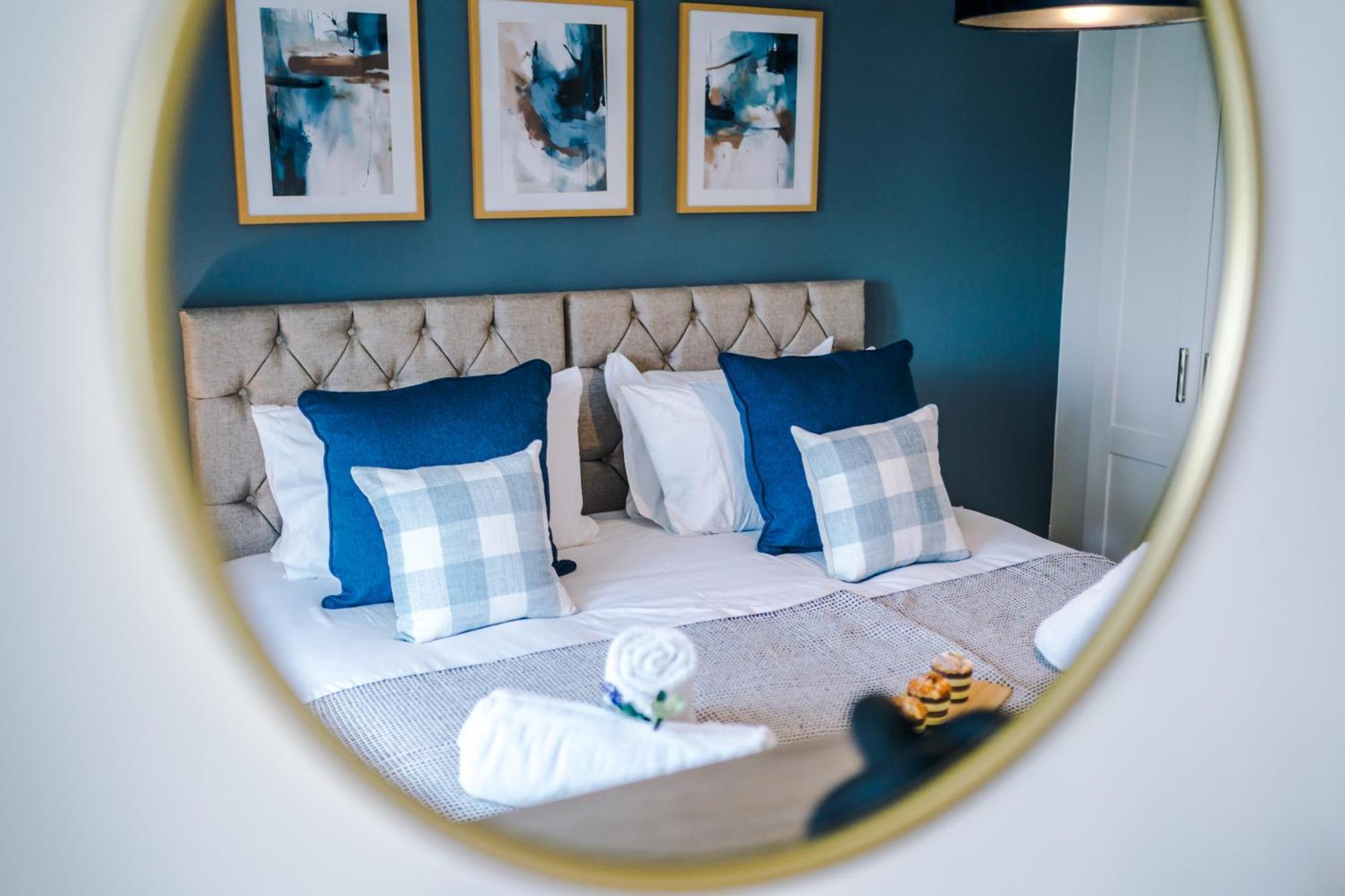 New! Stylish 2-bed In By 53 Degrees Property, Great Location - Sleeps 6! Apartment