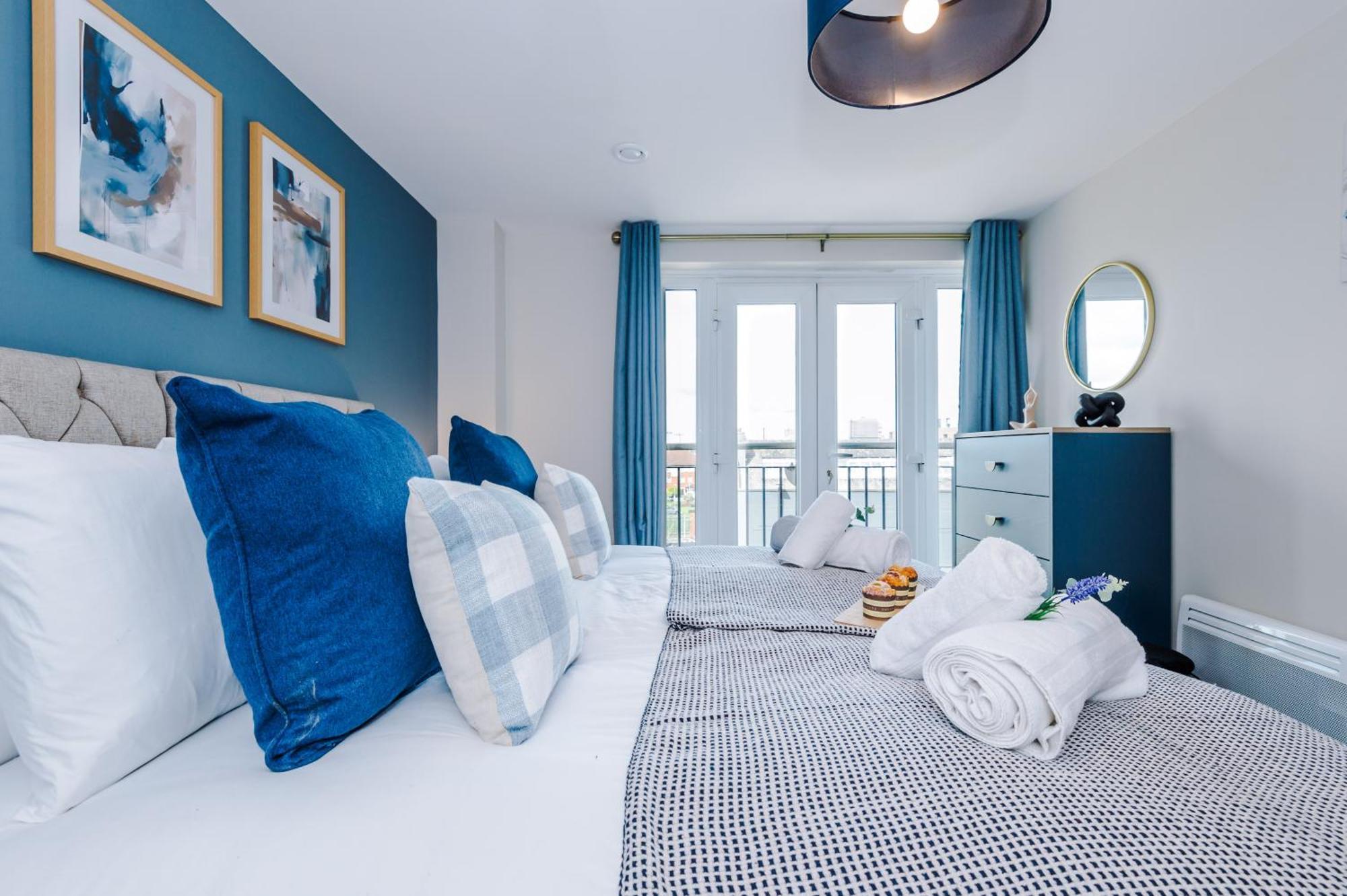 New! Stylish 2-bed In By 53 Degrees Property, Great Location - Sleeps 6! Apartment *