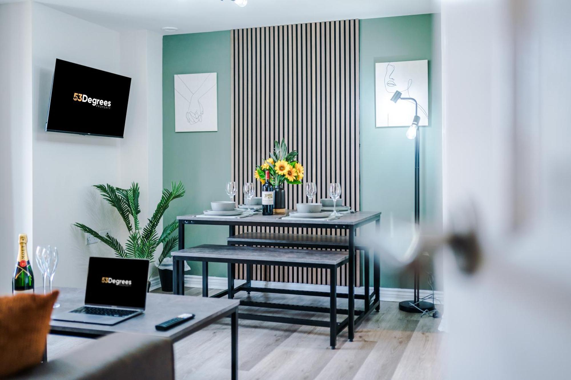 Apartment New! Stylish 2-bed In By 53 Degrees Property, Great Location - Sleeps 6! *