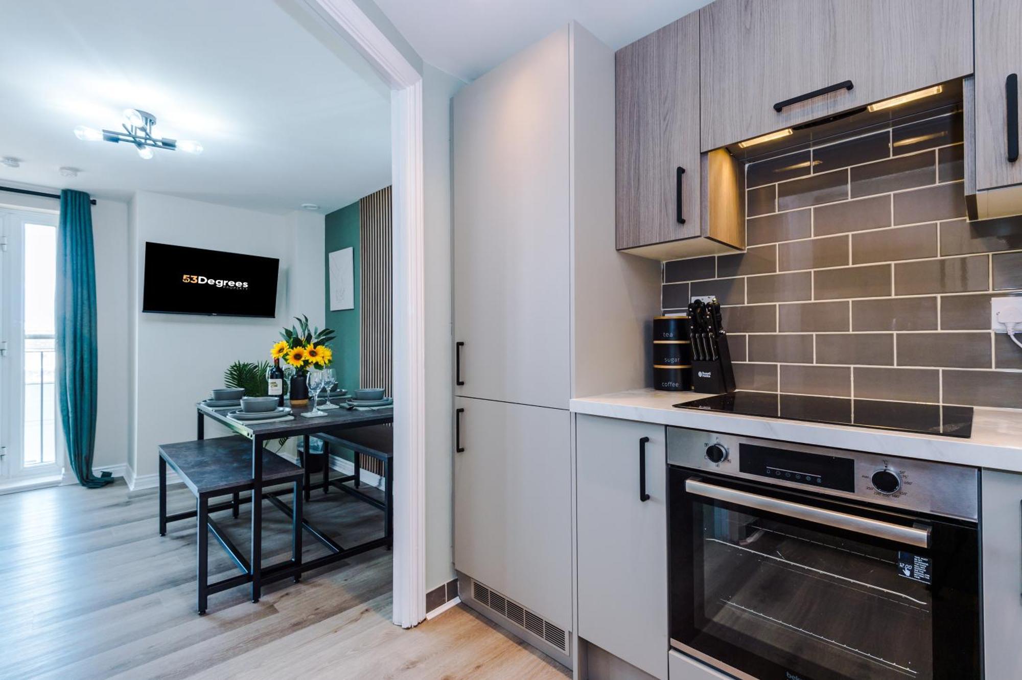 New! Stylish 2-bed In By 53 Degrees Property, Great Location - Sleeps 6! Manchester