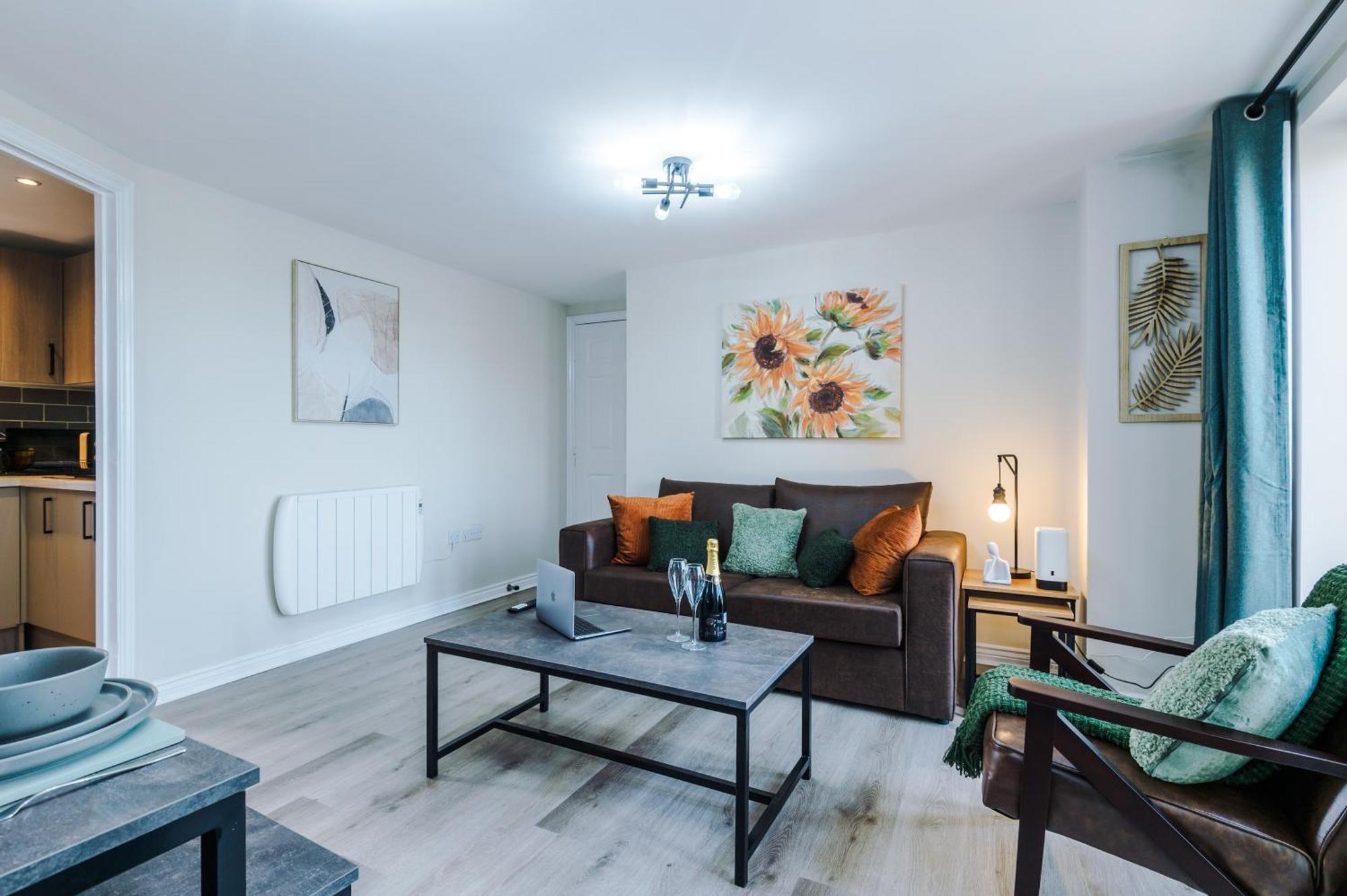 New! Stylish 2-bed In By 53 Degrees Property, Great Location - Sleeps 6!