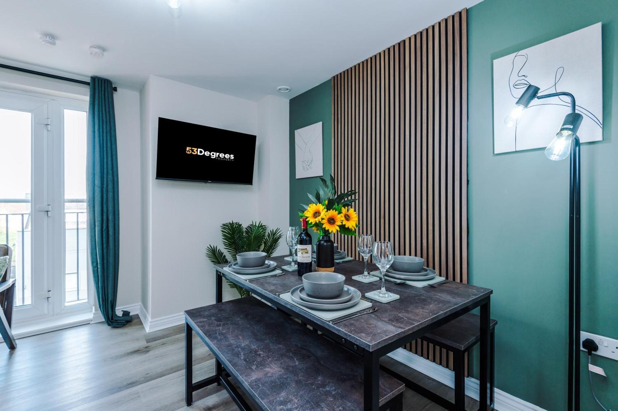 Apartment New! Stylish 2-bed In By 53 Degrees Property, Great Location - Sleeps 6!
