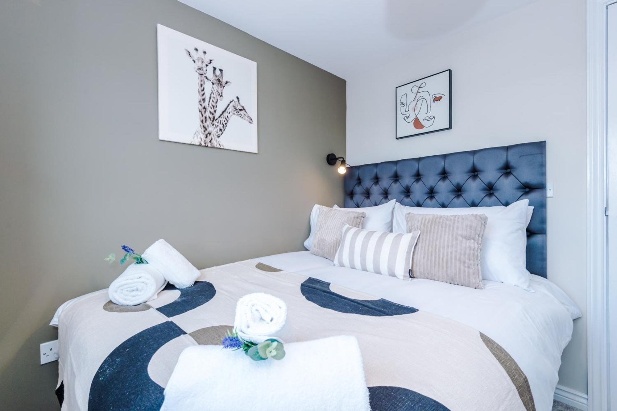 New! Stylish 2-bed In By 53 Degrees Property, Great Location - Sleeps 6! Apartment *