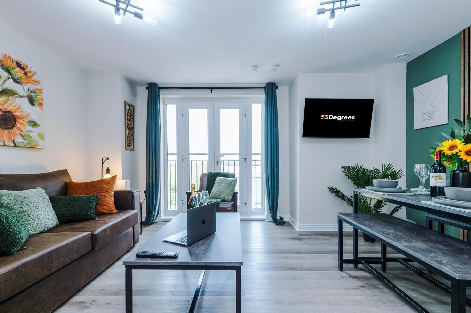 Apartment New! Stylish 2-bed In By 53 Degrees Property, Great Location - Sleeps 6! *