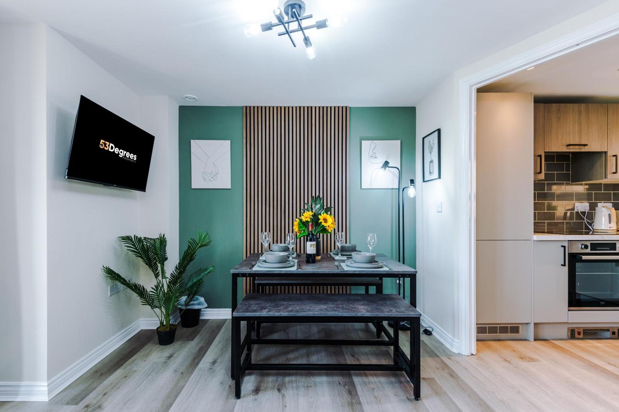 New! Stylish 2-bed In By 53 Degrees Property, Great Location - Sleeps 6! *