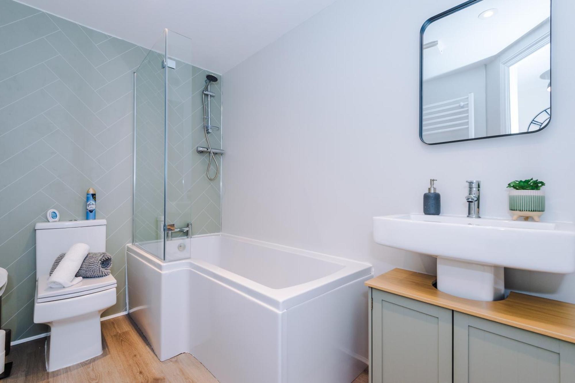 New! Stylish 2-bed In By 53 Degrees Property, Great Location - Sleeps 6! Apartment