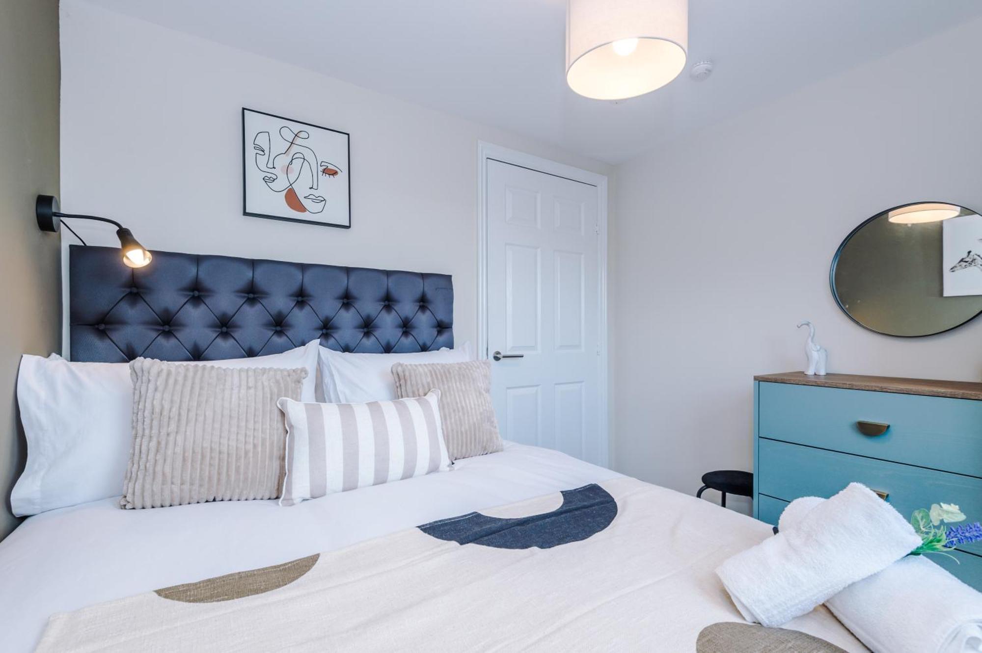 Apartment New! Stylish 2-bed In By 53 Degrees Property, Great Location - Sleeps 6! *