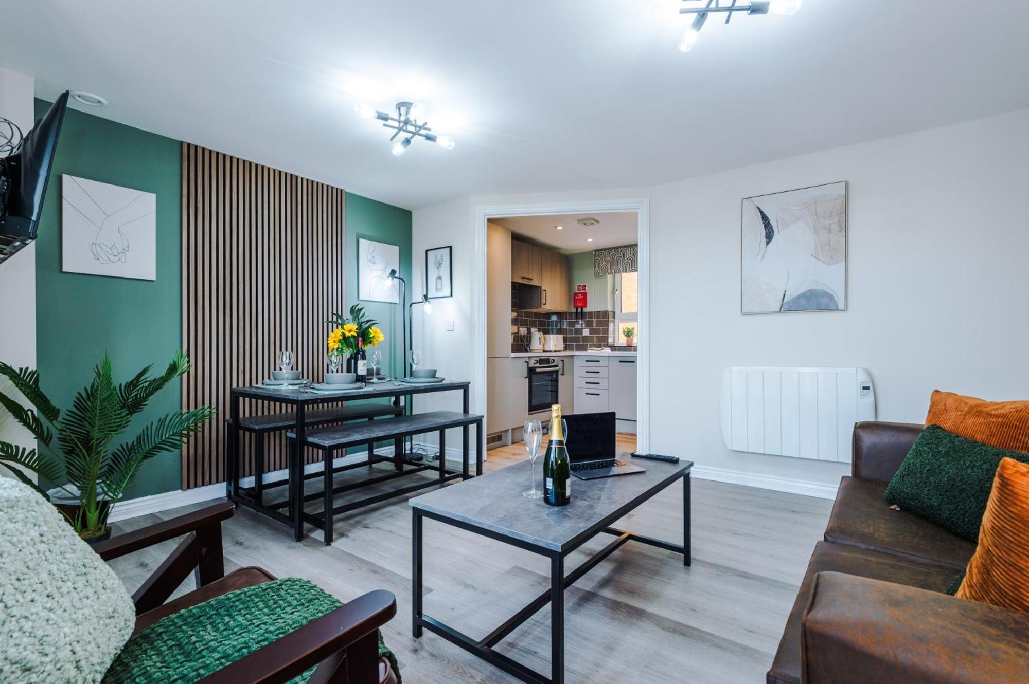 New! Stylish 2-bed In By 53 Degrees Property, Great Location - Sleeps 6! Manchester