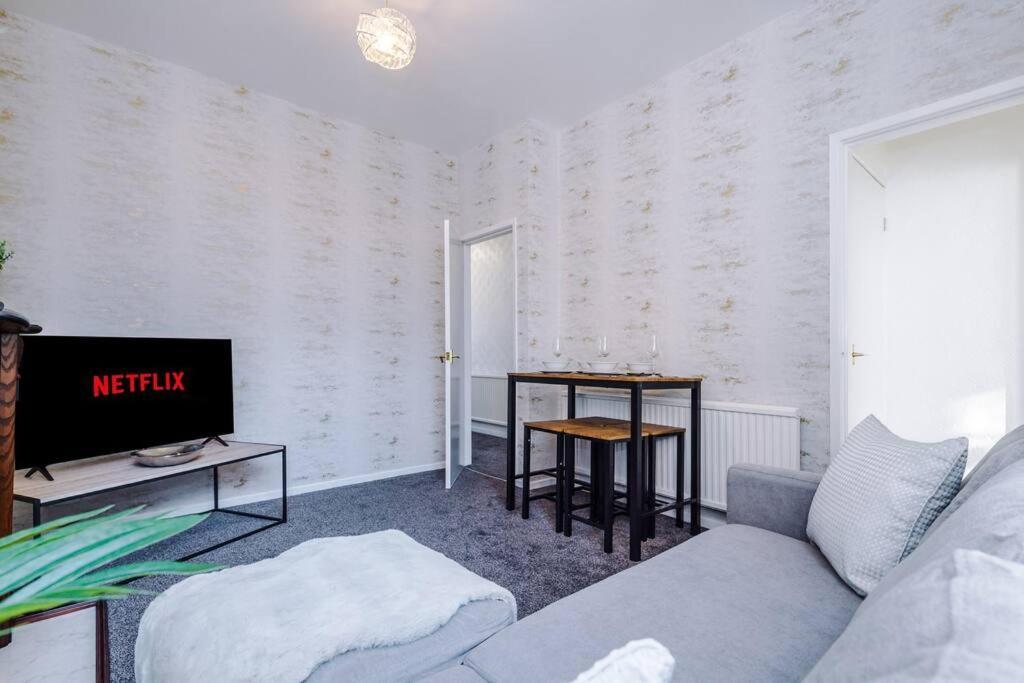 Comfy Four Bedroom House With Parking