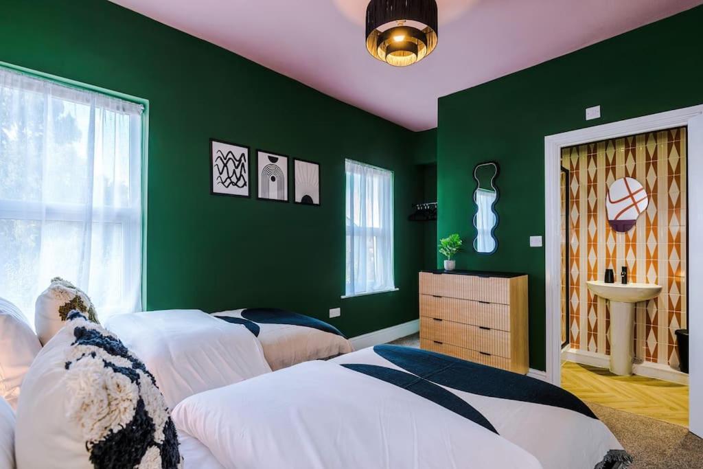 Modern 4-bedroom In * Manchester